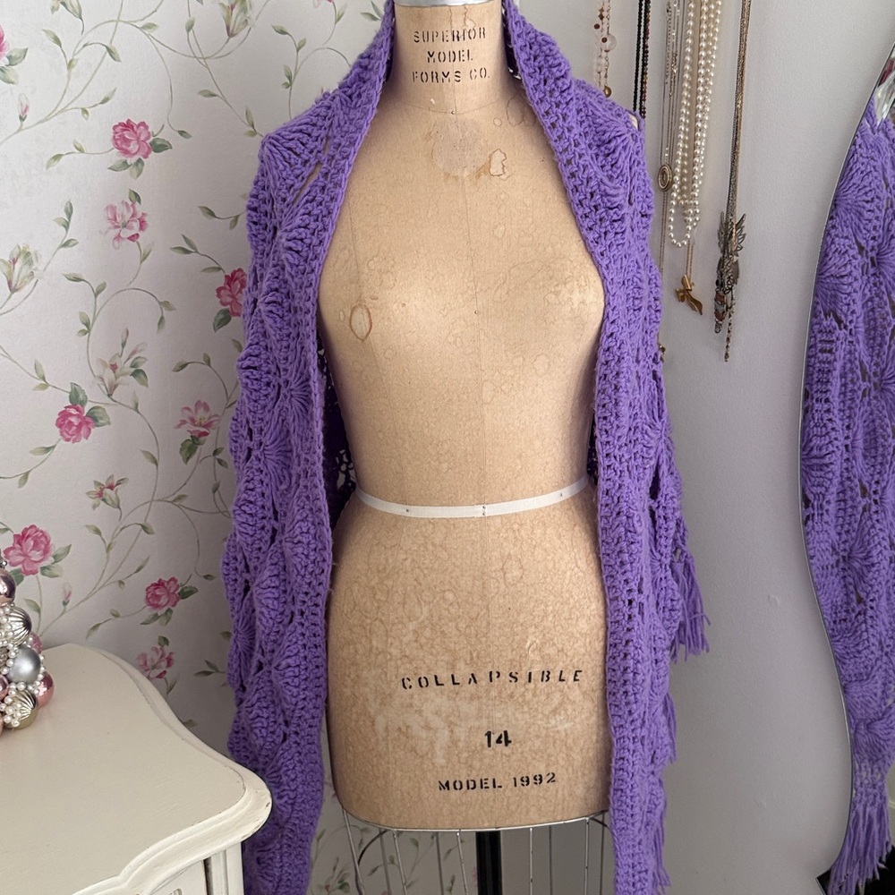 Vintage Handmade Lavender Crochet Fan Pattern Wrap with Fringe - Picture 5 of 11